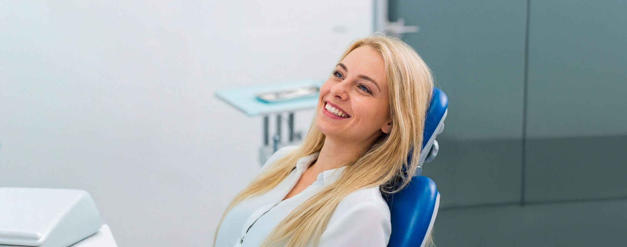 Person in oralchirurgischer Praxis in Berlin Schöneweide – zahnärztliche Chirurgie