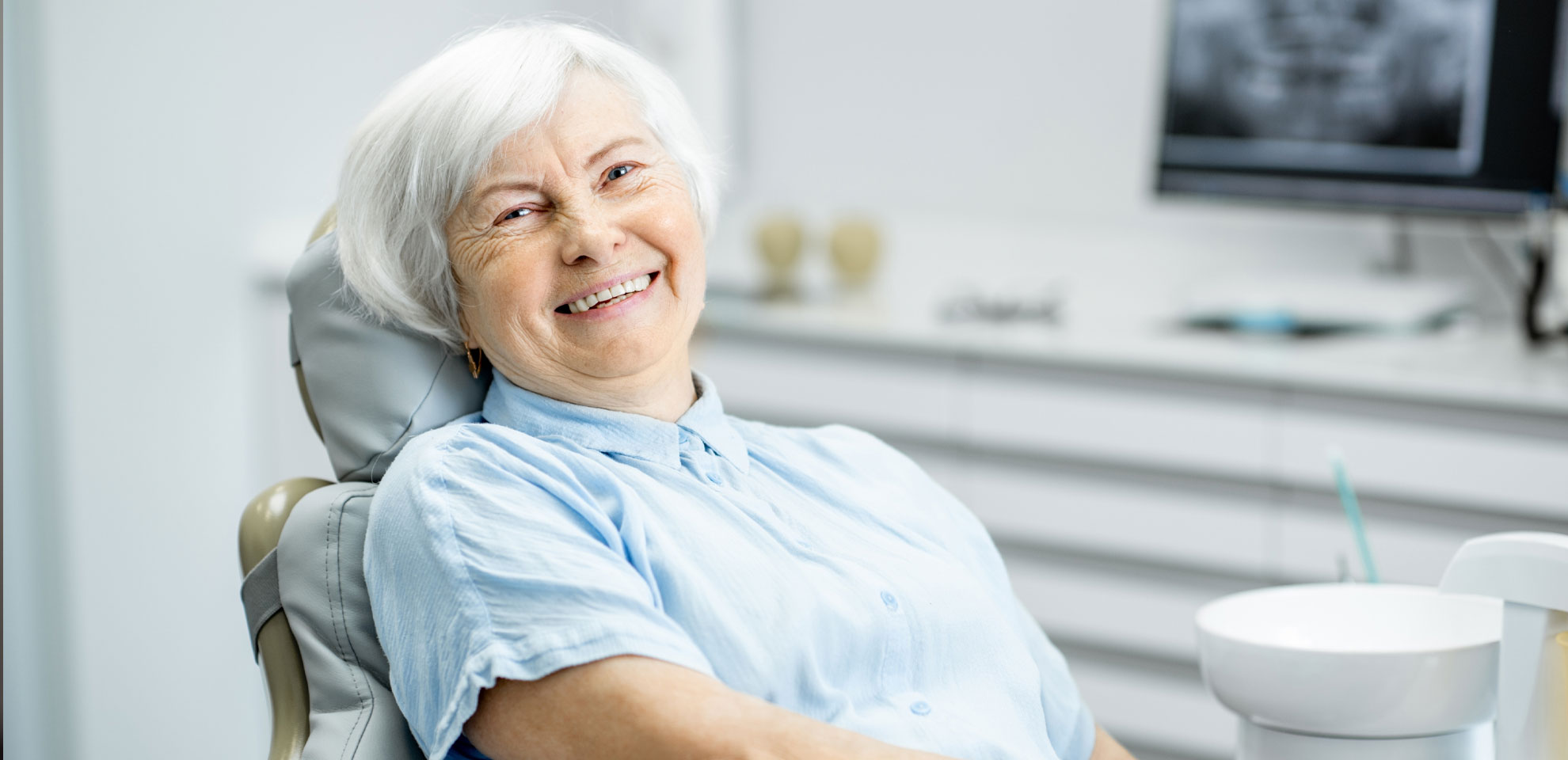 Person in oralchirurgischer Praxis in Berlin Schöneweide – Implantologie