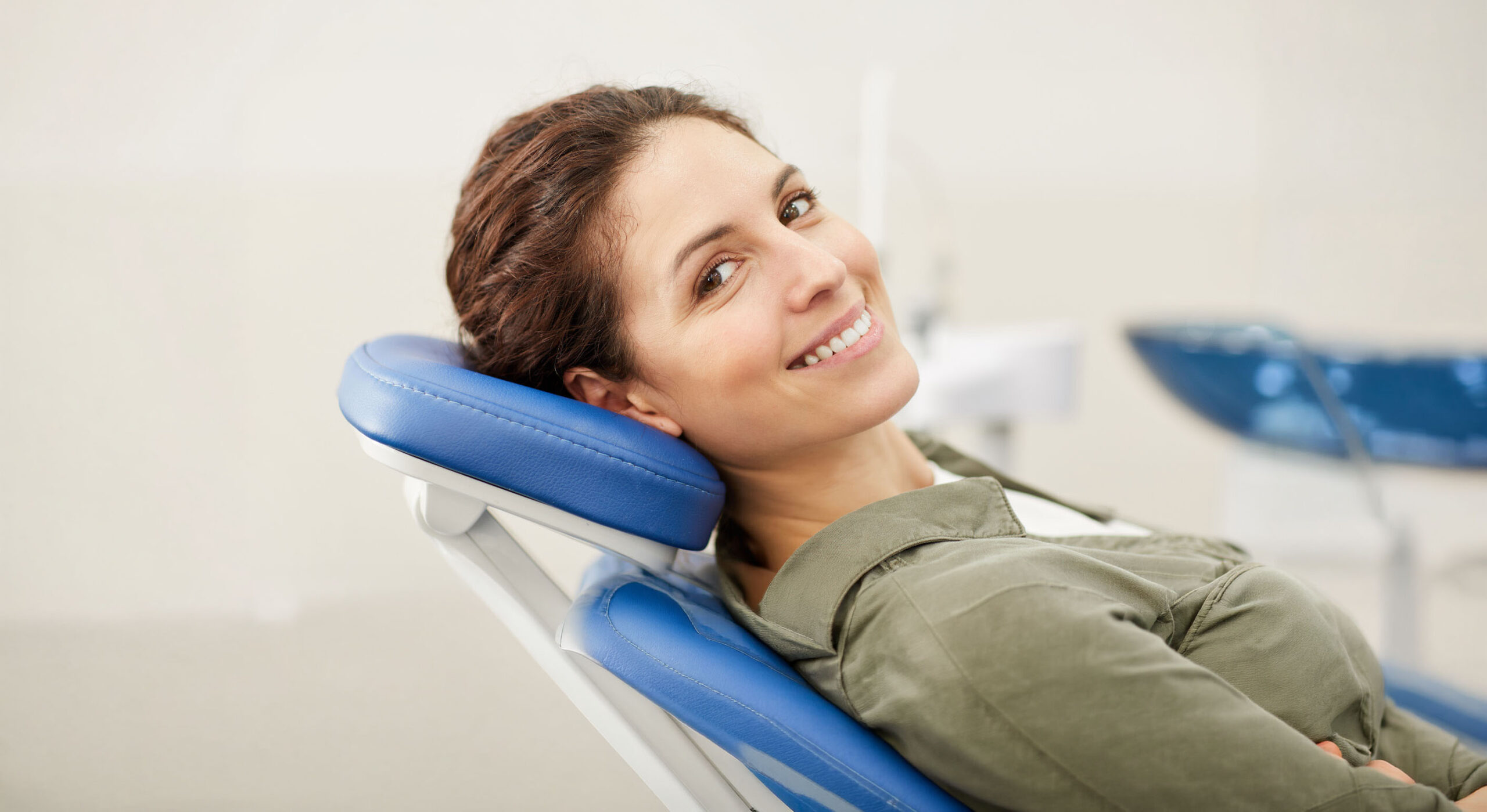 Person in oralchirurgischer Praxis in Berlin Schöneweide – Sedierung und Vollnarkose